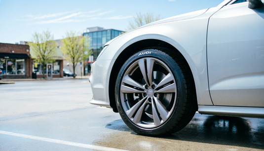 уводит машину в сторону